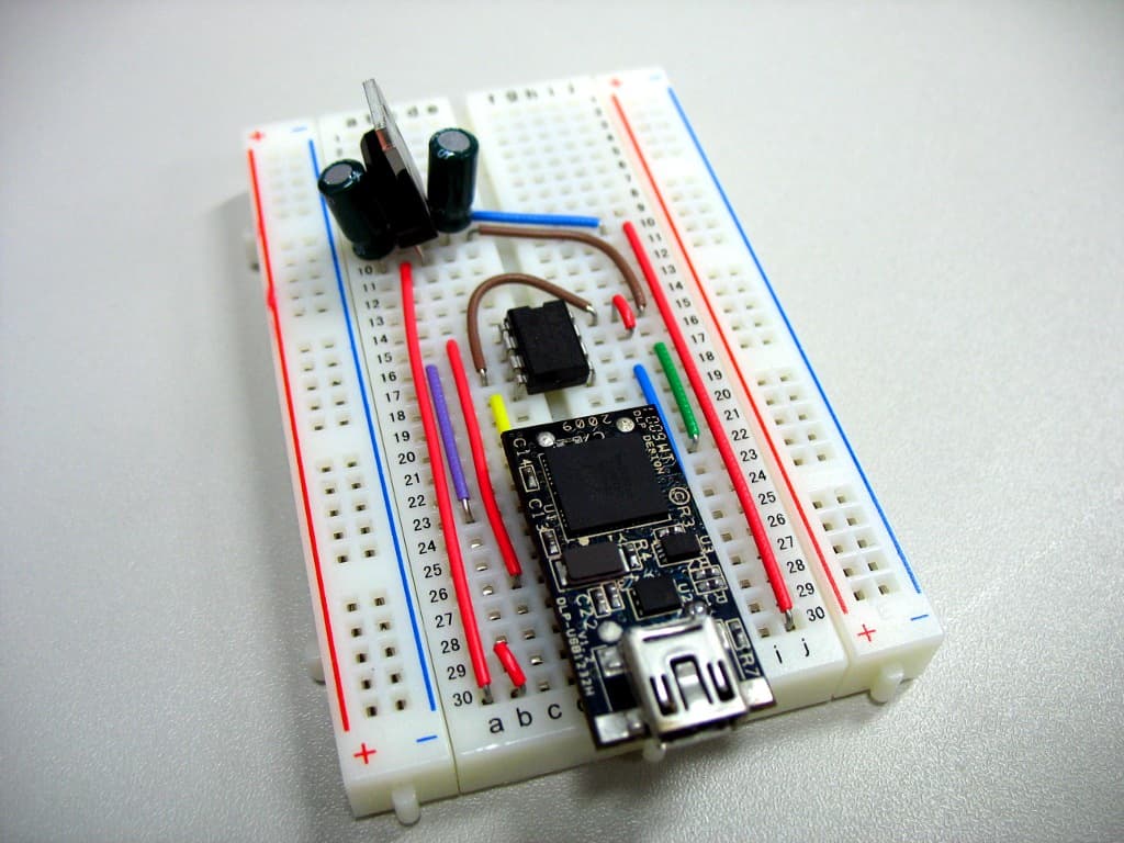 ../../_images/Dlp_usb1232h_spi_programmer_breadboard_1.jpg